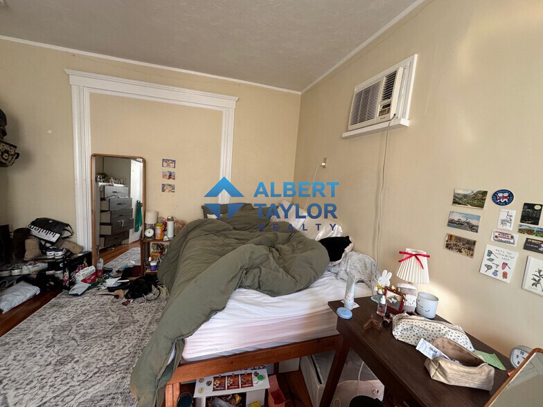 Bedroom 1 - 33 Shannon St