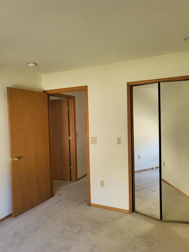Building Photo - 819 Country Club Dr SE