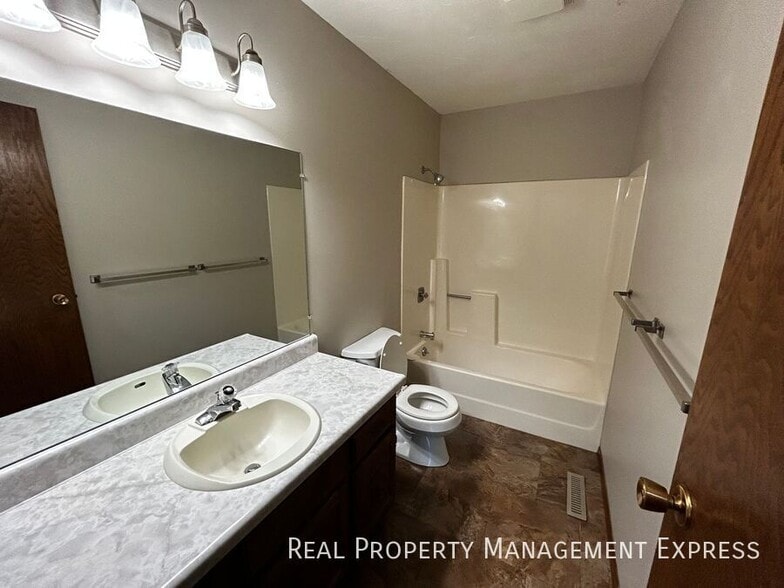 Building Photo - 3 Bedroom 2 Bathroom Home with a Fireplace...