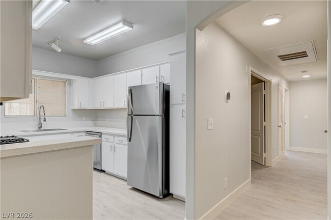 Building Photo - 1900 N Torrey Pines Dr