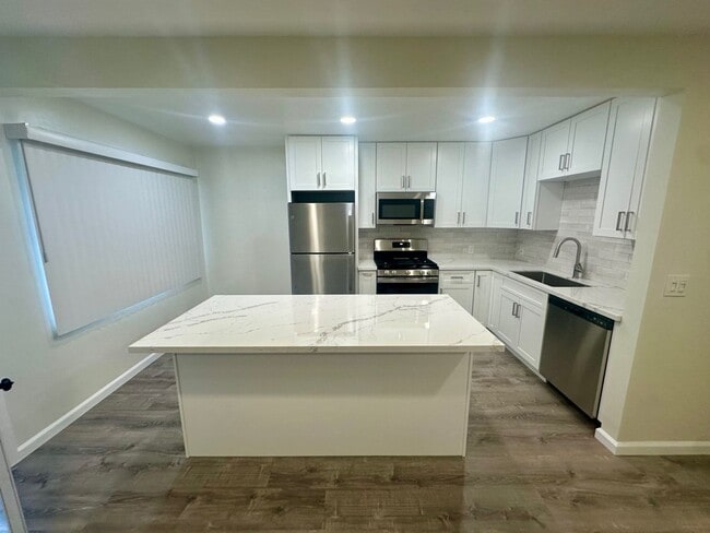 Building Photo - COMING SOON--Newly remodeled 2 bedroom 1 bath apartment 4 blocks from the beach