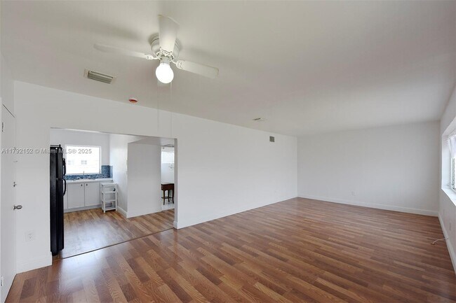 Building Photo - 2250 Bay Dr