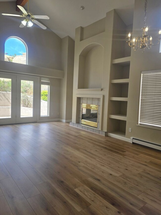 Building Photo - Don't miss this three bed two bath with a view!