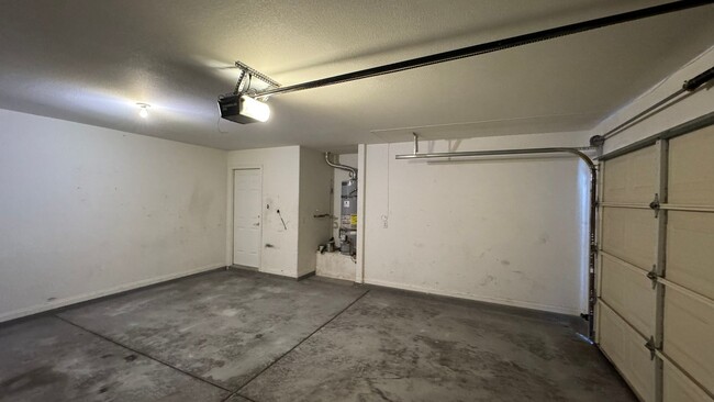 Building Photo - SW 2 story 4 bdrm Large yard