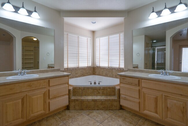 Building Photo - 4 Bedroom in The Knolls at Little Valley