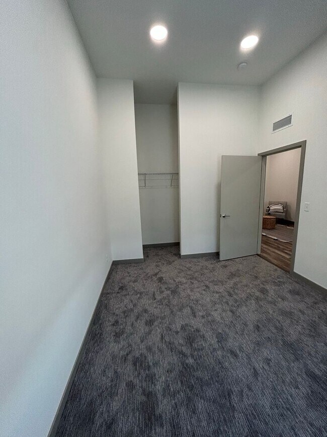 Building Photo - One-Bedroom Unit at Block 100