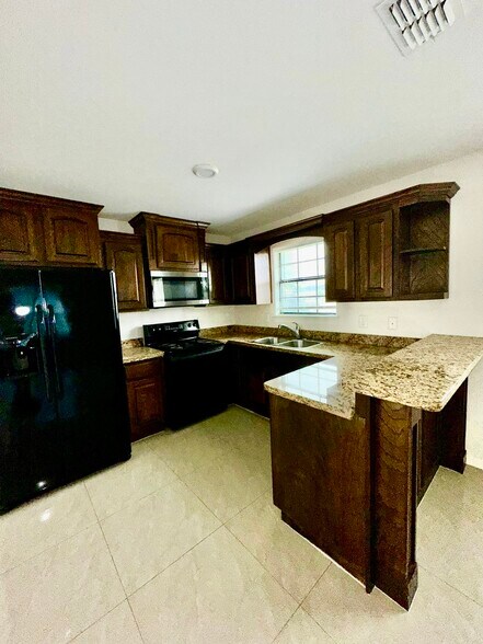 Building Photo - 207 S Ridge Ln