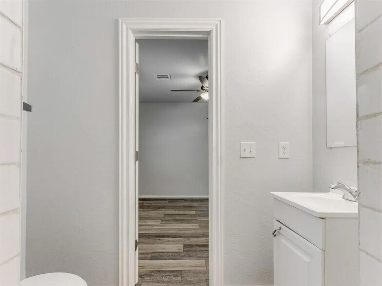 Building Photo - 1528 Avondale Dr