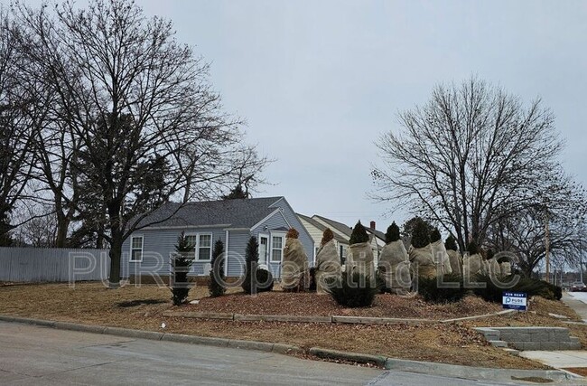 Building Photo - 1620 S 50th St