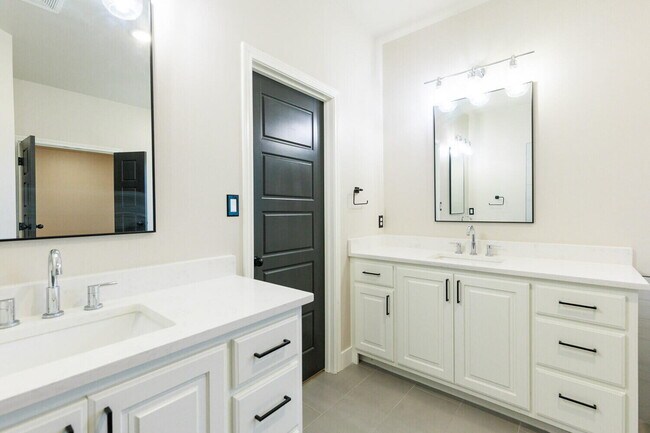 Building Photo - 5825 Grinnell St