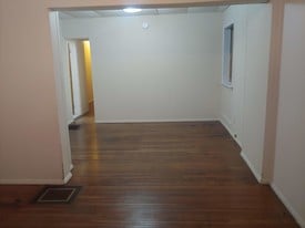 Building Photo - 1549 Kemble St