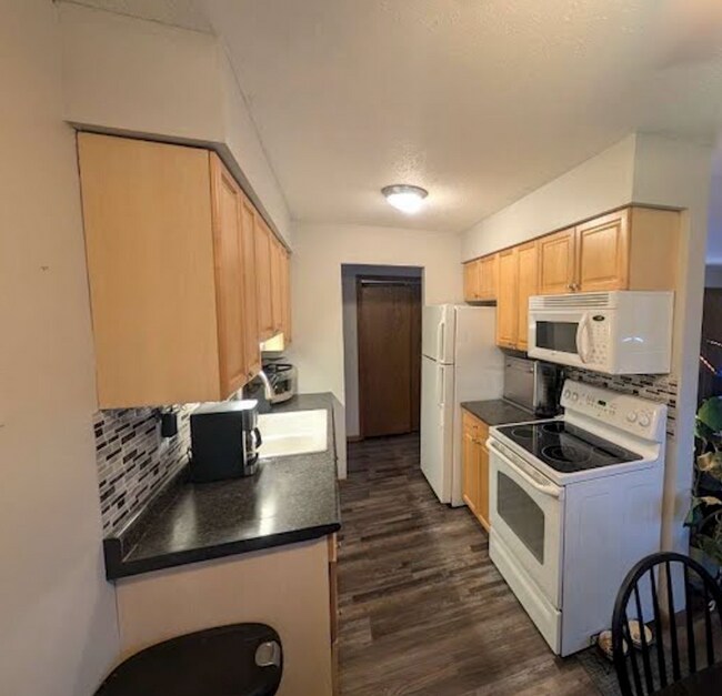 Building Photo - 1 Bedroom Condo in Hopkins