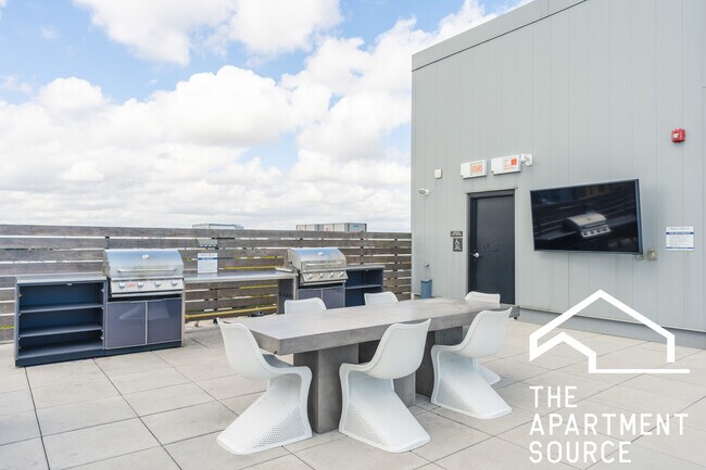 Building Photo - 2340 N California Ave