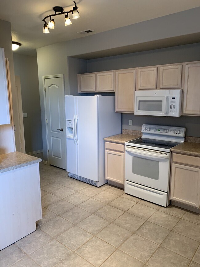 Building Photo - Beautiful Condo For Rent