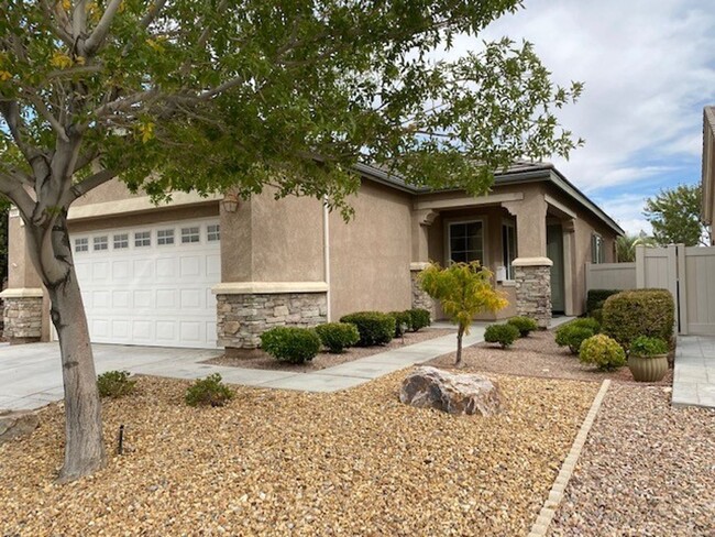 Building Photo - Apple Valley-Del Web Home, 2 Bedrooms,2 Ba...