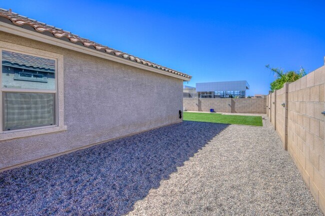 Building Photo - Welcome to this charming 3 bedroom, 2 bath...