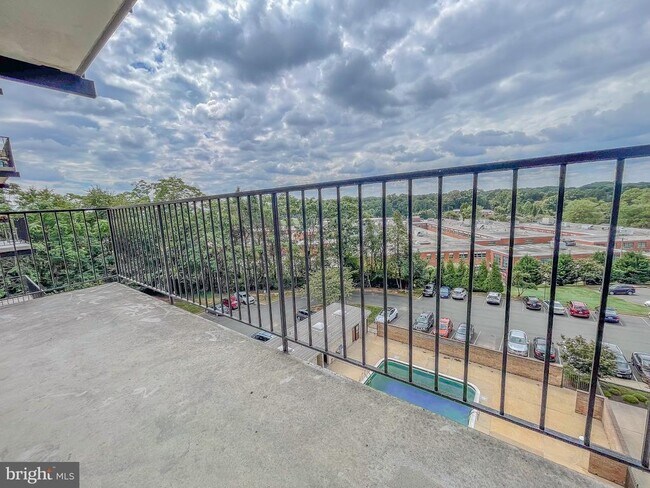 Building Photo - 3245 Rio Dr