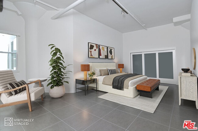 Building Photo - 939 S Broadway