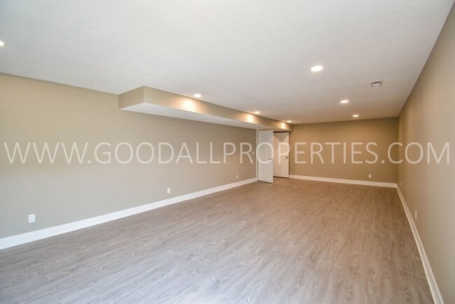 Building Photo - 4 Bedroom 3 Bathroom Ranch with a Finished Basement in Waukee