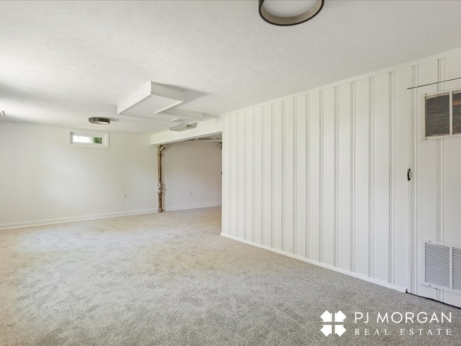 Building Photo - 3 bedroom , 2 bathroom House - Recently Up...