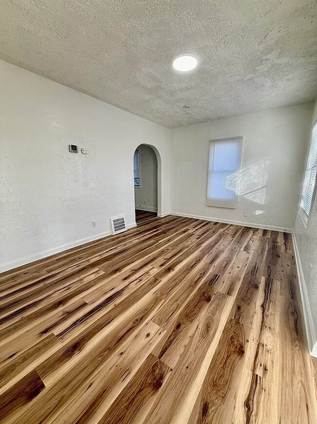 Building Photo - Charming, single-family, 4 bed / 1.5 bath home on W Pine St