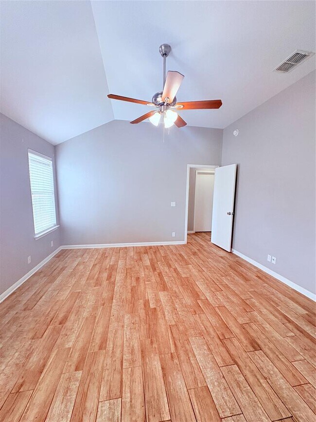 Building Photo - 570 Atlantis