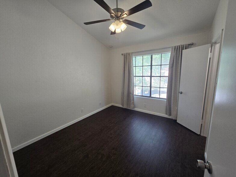 Building Photo - 202 Bexar Dr