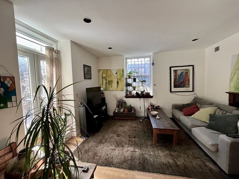 Building Photo - 133 Appleton St