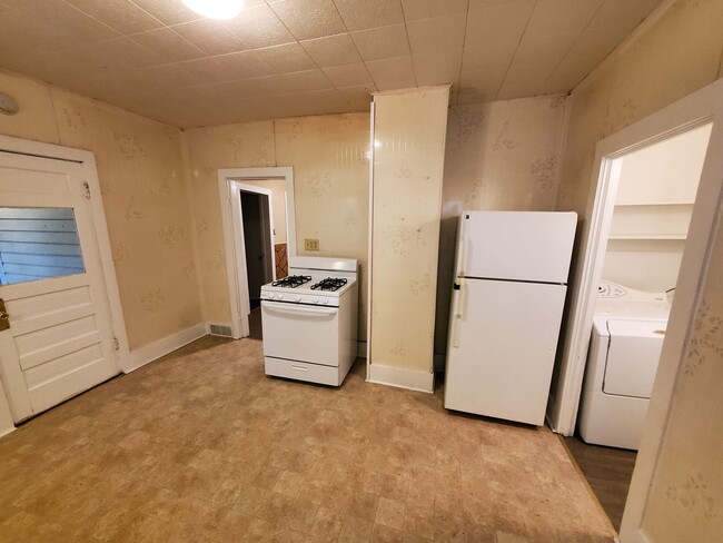 Building Photo - Cute 2 bedroom with garage & fence in back...