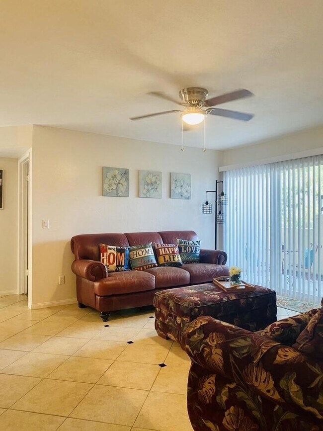 Building Photo - Eastlake Shores Downstairs Condo feat. Two Bedrooms and Two Bathrooms