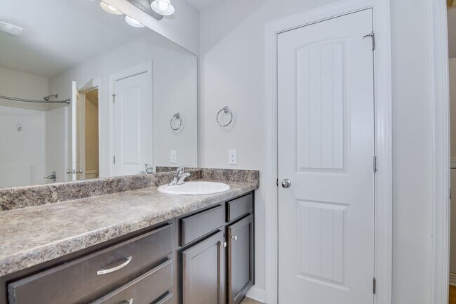 Building Photo - 3 Bedroom 2.5 Bath Townhouse