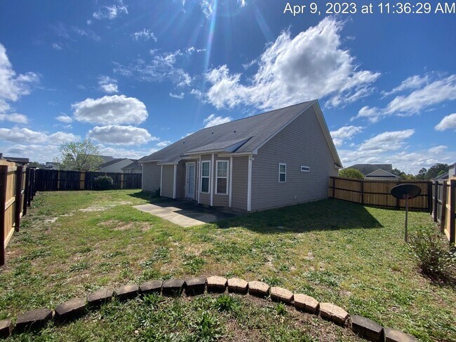 Building Photo - 2126 Queen Elizabeth Ln