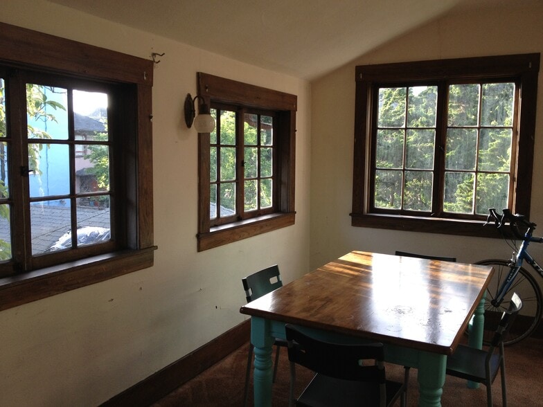 Dining area also overlooks garden - 2615 Parker St