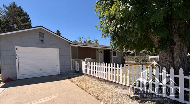 Building Photo - Charming 2 Bedroom Home with Large Backyard & Garage