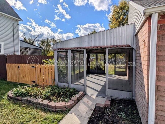 Building Photo - Charming Brick Home with Fenced Yard and S...