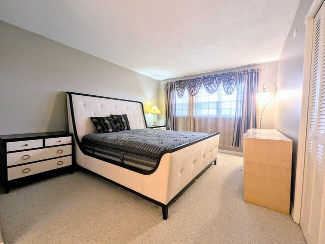 Building Photo - 3150 N Palm Aire Dr