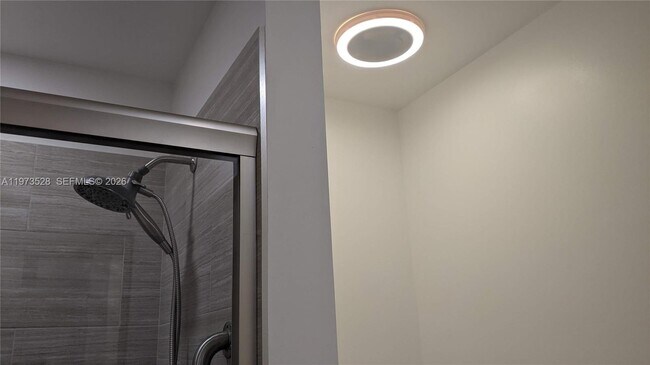 Building Photo - 15509 N Miami Lakeway