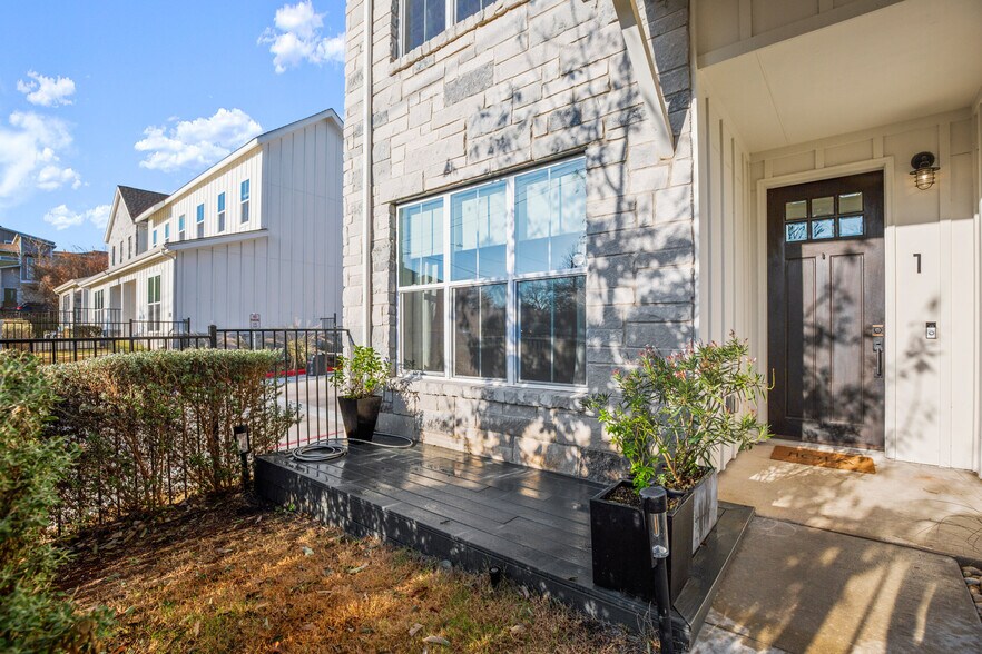 Building Photo - 2624 Metcalfe Rd