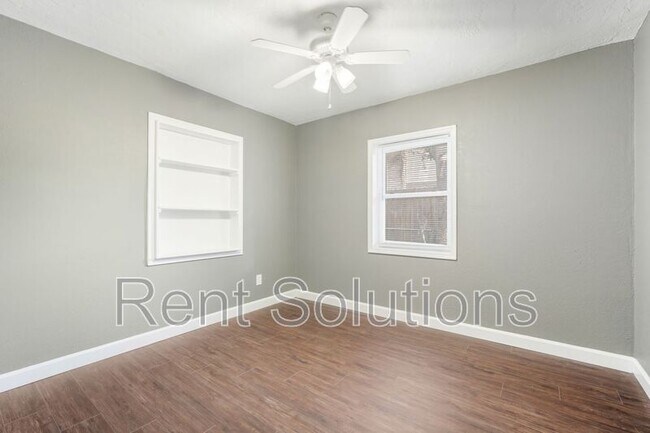 Building Photo - 4715 W Knights Ave