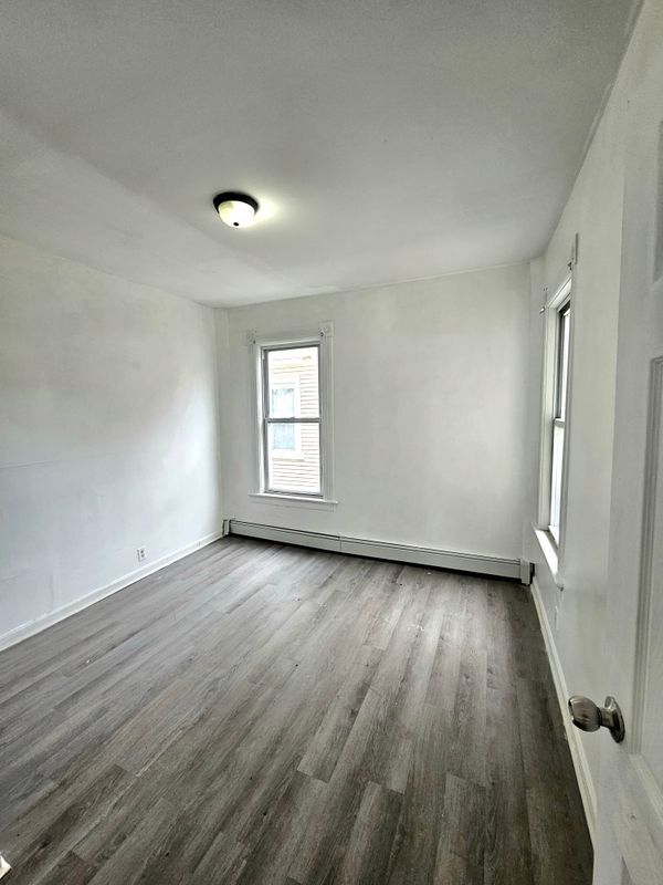 Building Photo - 141 Crown St