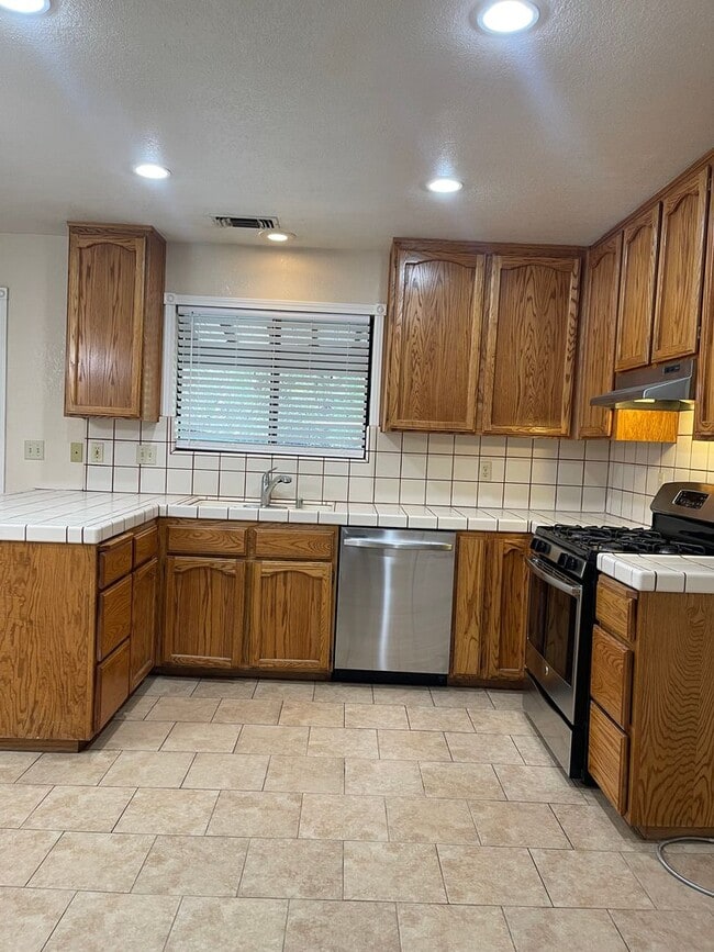 Building Photo - COUNTRY OAKS SUBDIVSION LARGE 3 BED 2 BATH...