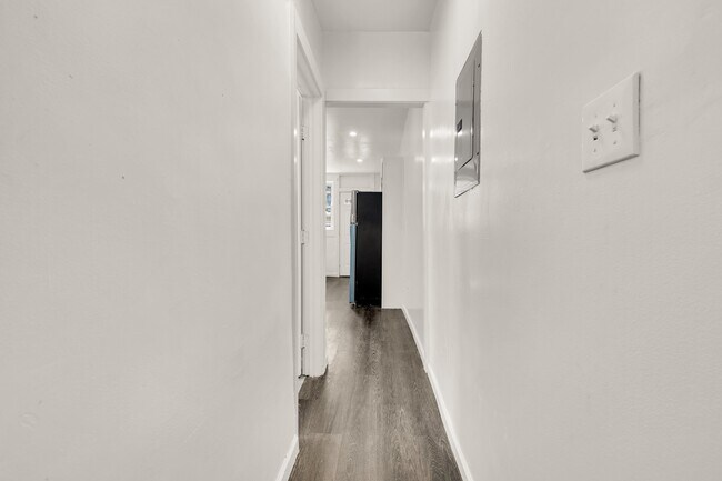 Building Photo - 810 Otis Pl NW