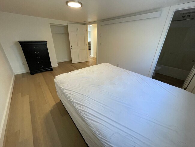 Building Photo - Large Private Bedroom / Furnished! Beautif...