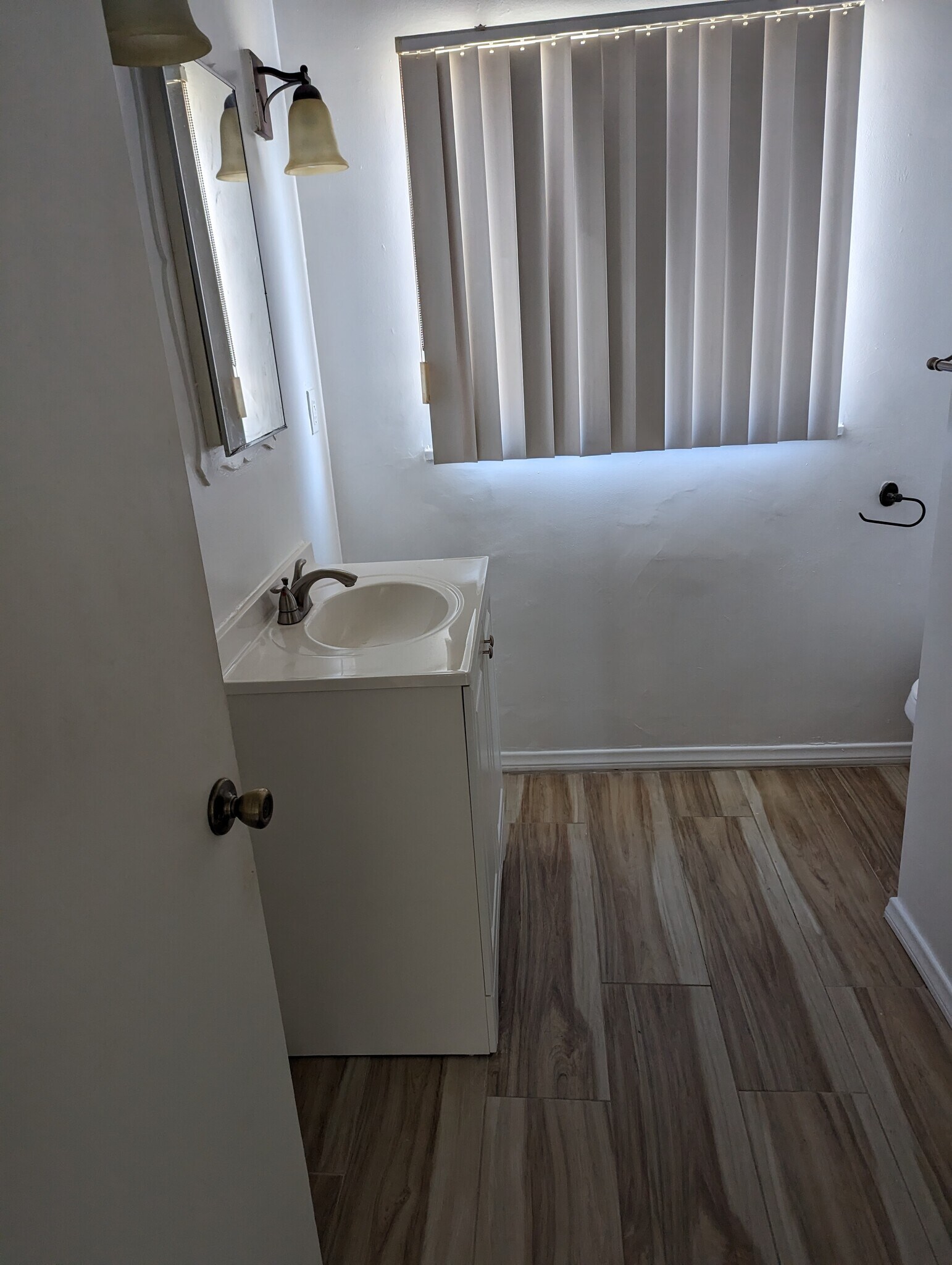 Building Photo - 1504 4th Ave