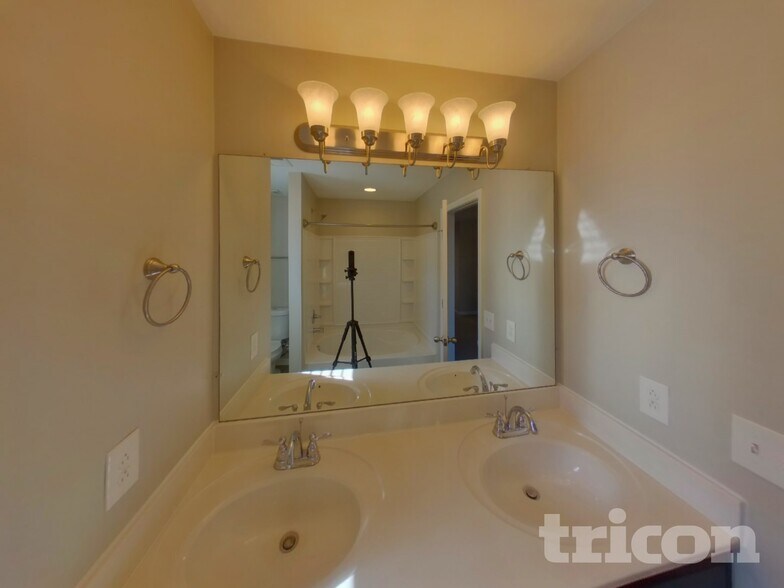 Building Photo - 2631 Salem Glen Xing