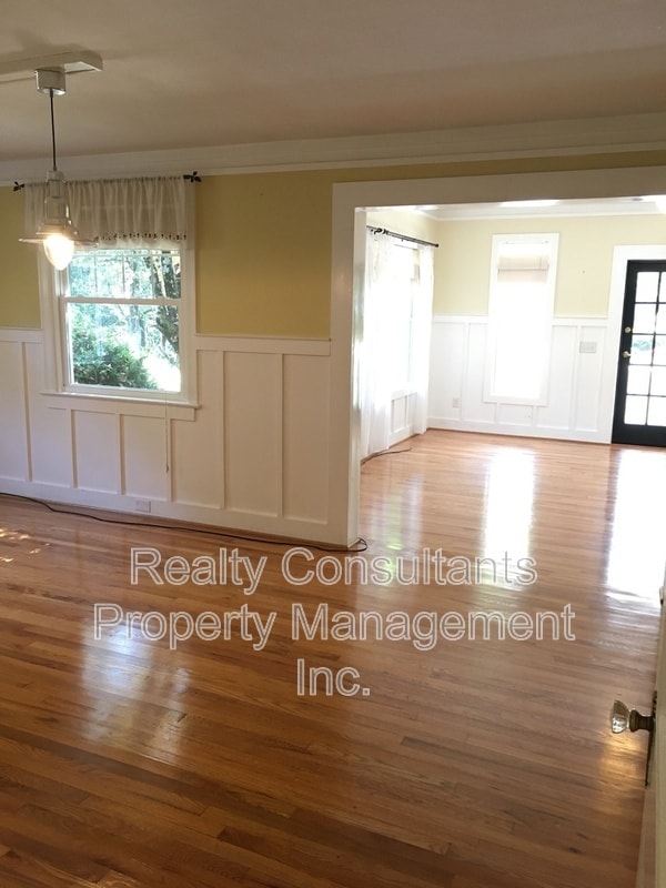 Building Photo - 2461 Lyndhurst Ave