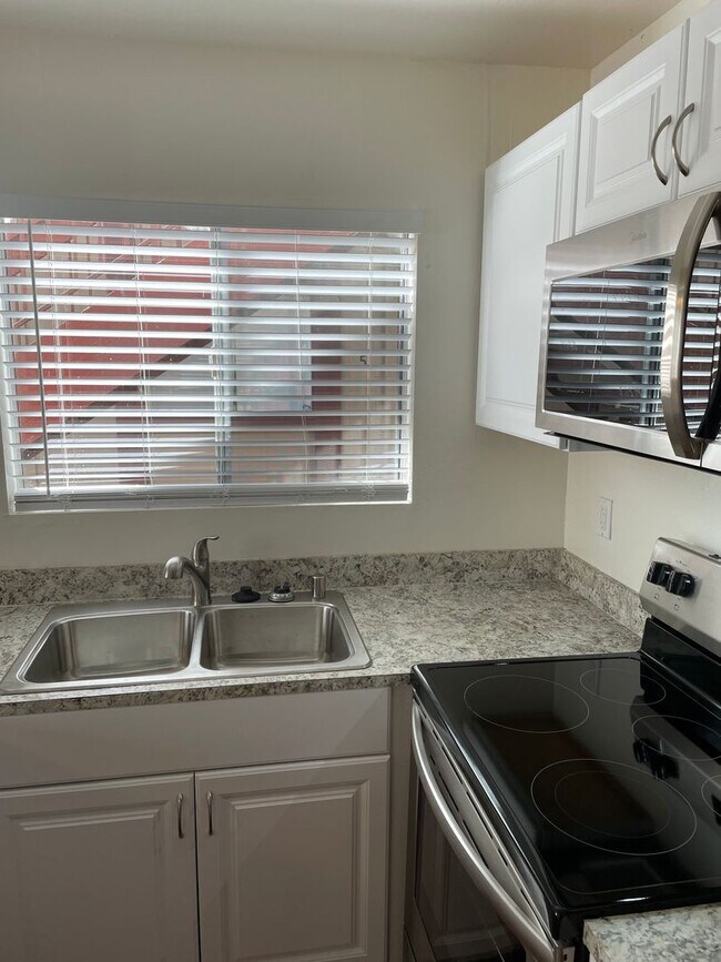 Building Photo - Bright and Charming 3 Bedroom 2 Bath Condo with Patio and A/C!