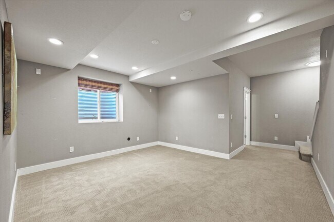 Building Photo - Beautiful 5 Bedroom Home- Move in Ready- C...