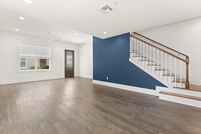 Building Photo - 515 Division St