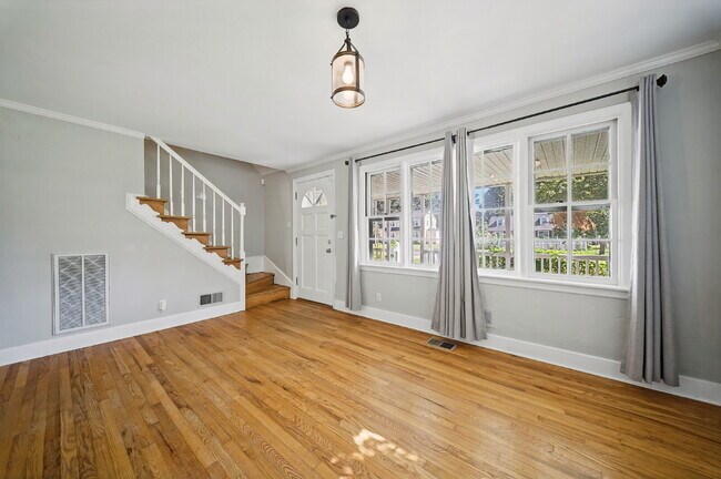 Building Photo - 4 Bedroom 2 Bathroom with large fenced in yard for Pets